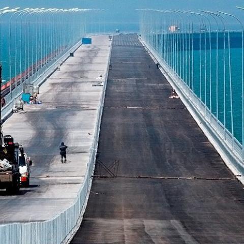 Автодорожную часть Крымского моста уже наполовину заасфальтировали 